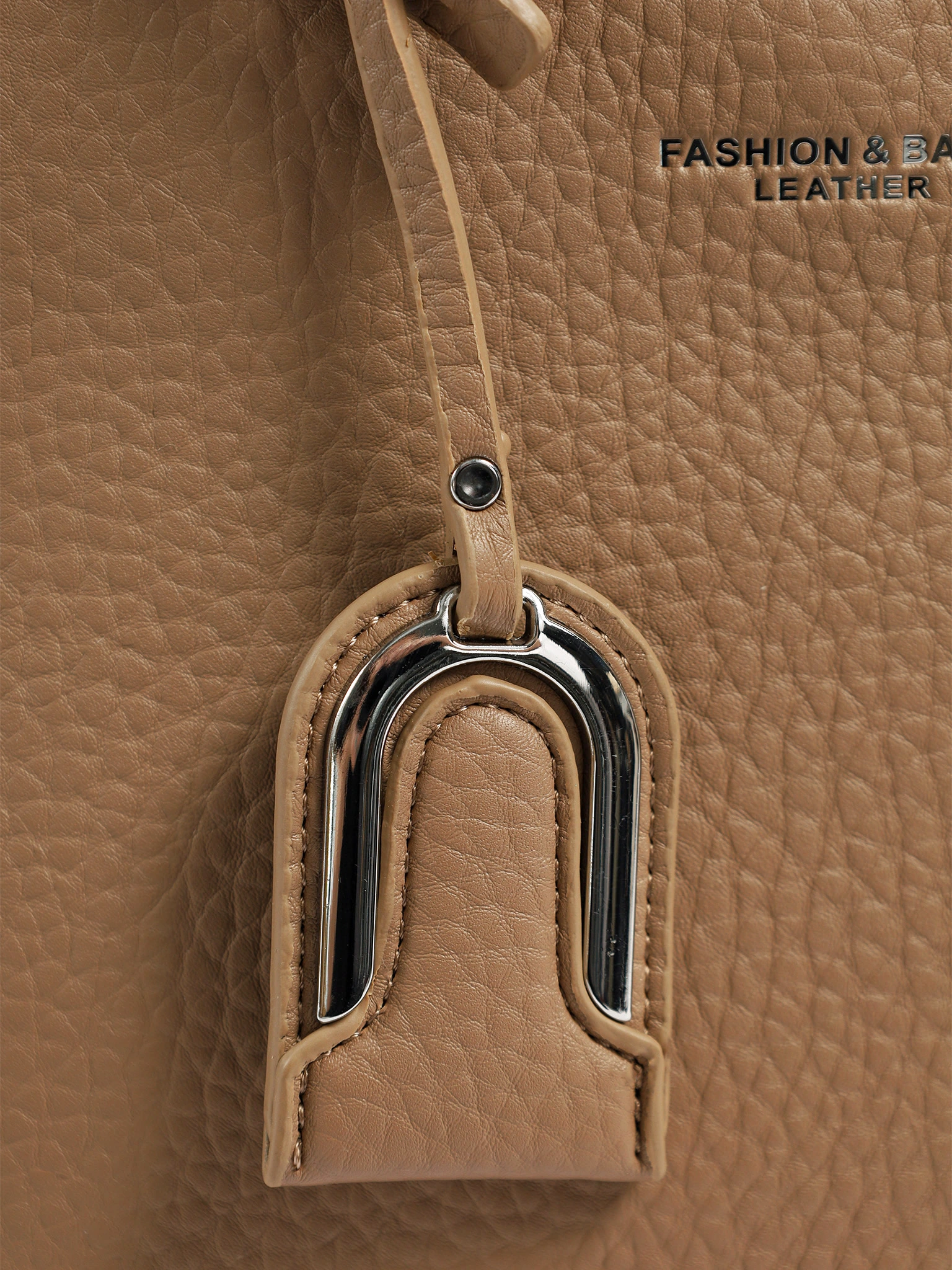 Сумка-тоут с декоративным брелком в ассортименте